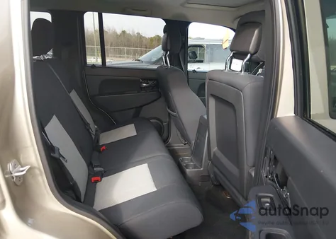 2010 Jeep Liberty Sport z USA, uszkodzony, nr VIN 1J4PN2GK1AW179256